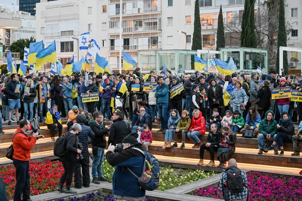 Tel Aviv 'de. İsrail - 20 Mart 2022: Habima Meydanı 'ndaki Tel Aviv' de Ukrayna 'yı desteklemek için toplanın. Zelensky 'nin İsrail hükümetine ve İsrail hükümetine yaptığı çağrının yayını.