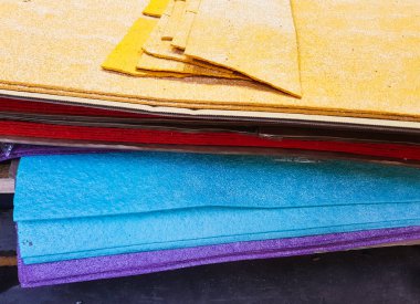 Su kesme makinesinin masasında çok renkli dekoratif malzemeler kesiliyor