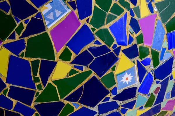 Seramik mozaikli duvar süslemeleri parlak renklerde ve eşit büyüklükte değil. Soyutlama.