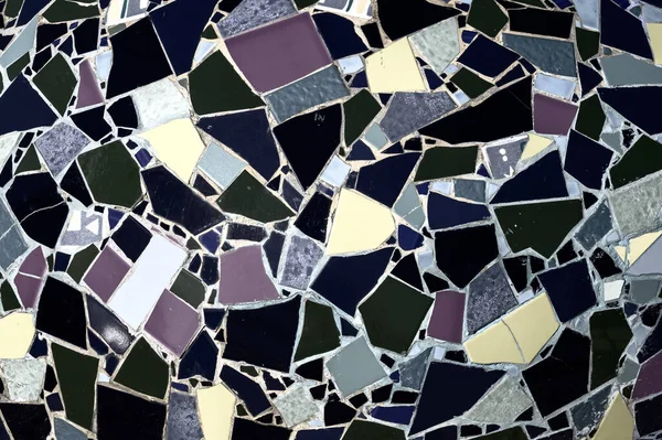 Стены Украшены Керамической Мозаикой Ярких Цветов Неравных Размеров Абстракция — стоковое фото
