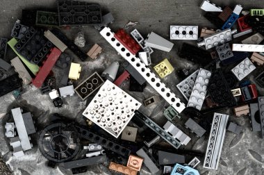 Çok renkli plastik inşaat seti. Çocukların eğitici oyunları. Yukarıdan görüntüle.