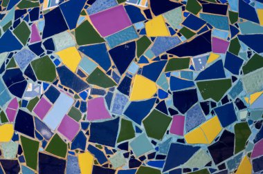 Seramik mozaikli duvar süslemeleri parlak renklerde ve eşit büyüklükte değil. Soyutlama.