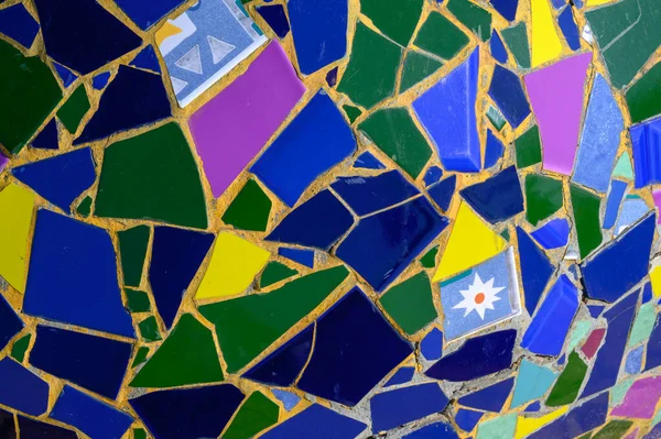 Стены Украшены Керамической Мозаикой Ярких Цветов Неравных Размеров Абстракция — стоковое фото