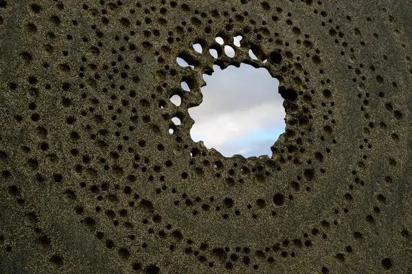 Een Oude Stenen Muur Met Gaten Een Cirkel Waardoor Lucht — Stockfoto
