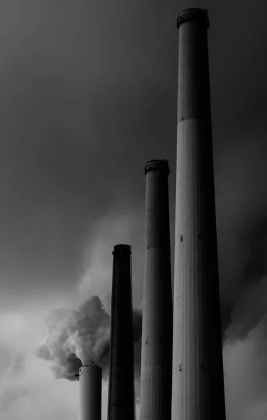 発電所の煙突からの大気汚染 — ストック写真