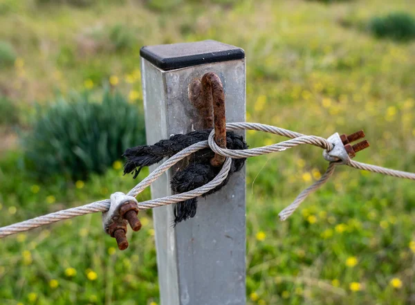 Kovový Kabel Navlečen Prstence Tyči Zaryté Země Aby Obepnul Teritorium — Stock fotografie