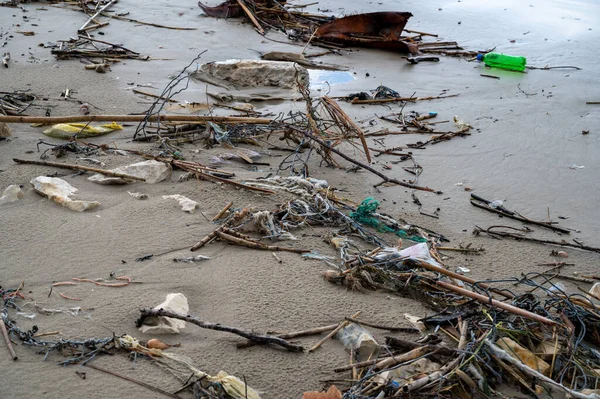 Nahaufnahme Der Strandverschmutzung Plastikmüll Flaschen Und Andere Unnötige Abfälle Aus — Stockfoto