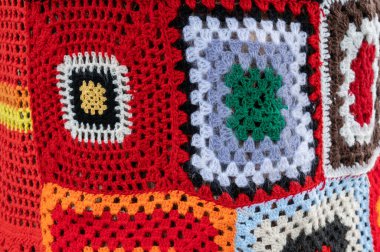 Ağaç gövdesi bombalamasına renkli örgü örülmüş. Sıcaklık, koruma ve dekorasyon için yamalı örgü örülmüş ağaç. Yüksek çözünürlük