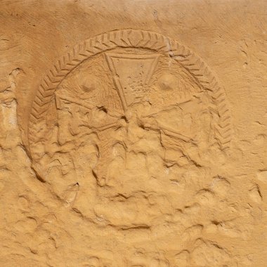 Resim, İsrail 'in güneyindeki Negev Çölü' nde, şimdi ulusal park olan antik Nabataean şehri Avdat 'ta taşa oyulmuştur.