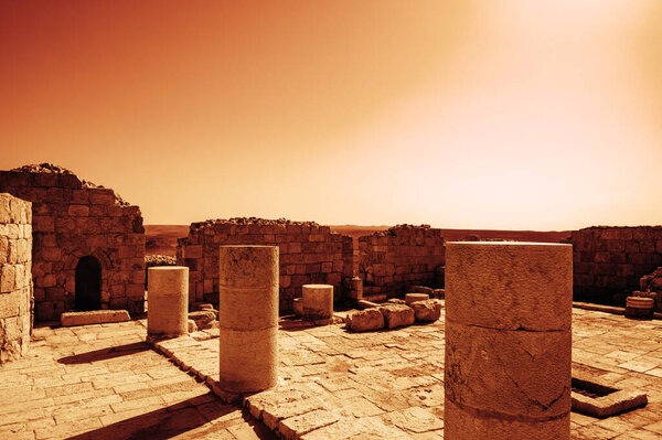 Вид разрушенных зданий в древнем набатейском городе Авдате, ныне национальном парке, в пустыне Негев, Южный Израиль