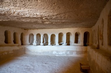 İsrail 'in güneyindeki Negev çölünde, şimdi ulusal park olan antik Nabataean şehri Avdat' ta insanların gömülmesi için bir mağara.