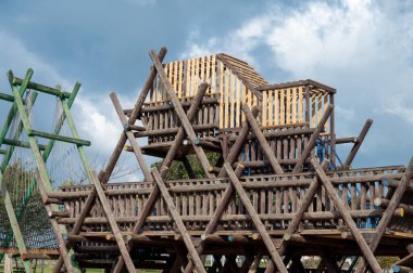 Açık hava oyun alanı çocukların tırmanışı ve fiziksel gelişimi için slayt ve ekipmanlarla donatılmıştır. Eğlence ve eğlence parkında..