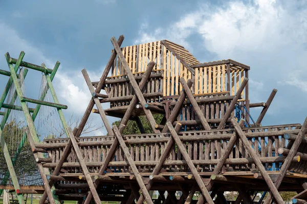 Açık hava oyun alanı çocukların tırmanışı ve fiziksel gelişimi için slayt ve ekipmanlarla donatılmıştır. Eğlence ve eğlence parkında..