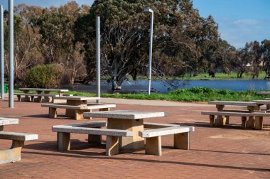 Eğlence parkındaki piknik masaları. Kimse yok..