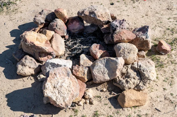 Pedras Empilhadas Torno Uma Fogueira Piquenique Livre Close — Fotografia de Stock
