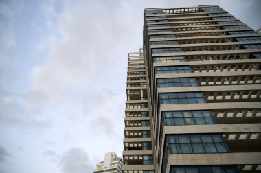 NETanya, ISRAEL - 9 Mart 2022 Netanya 'da modern gökdelenler. Ir Yamim Netanya 'nın güneyinde, yüksek binalar ve altyapı inşaatı için yeni bir inşaat mahallesi.