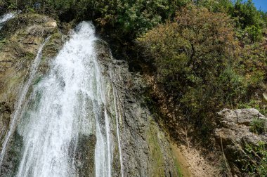 Şelale manzarası. Ayun 'un çağlayan su akıntısı. Nahal Nehri Ayun. Doğa Rezervi ve Ulusal Park. Yukarı Celile, İsrail