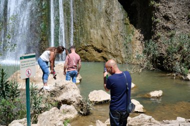 Nahal Ayun, ISRAEL - 16 Nisan 2022 Şelale manzarası. Ayun 'un çağlayan su akıntısı. Nahal Nehri Ayun. Doğa Rezervi ve Ulusal Park. Yukarı Celile, İsrail