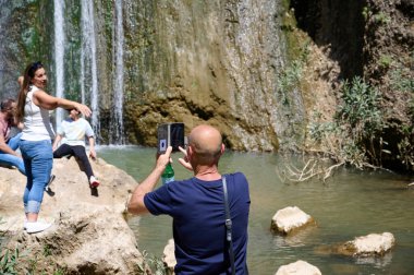 Nahal Ayun, ISRAEL - 16 Nisan 2022 Şelale manzarası. Ayun 'un çağlayan su akıntısı. Nahal Nehri Ayun. Doğa Rezervi ve Ulusal Park. Yukarı Celile, İsrail