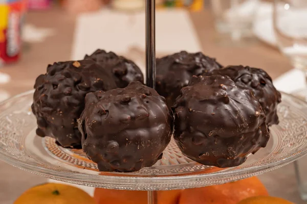 Les Guimauves Chocolat Sous Forme Boules Reposent Sur Une Assiette — Photo