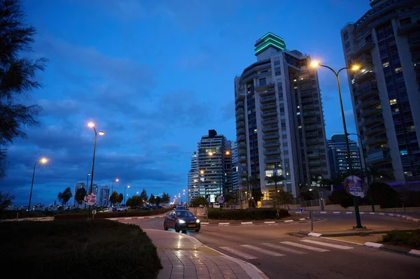 NETanya, ISRAEL - 9 Mart 2022 Netanya 'da modern gökdelenler. Ir Yamim Netanya 'nın güneyinde, yüksek binalar ve altyapı inşaatı için yeni bir inşaat mahallesi.