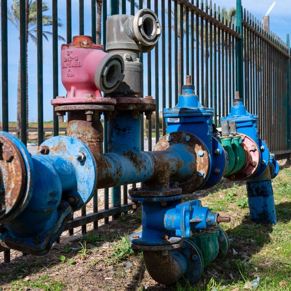 Las Tuberías Agua Industriales Con Válvulas Conexiones Manguera Encuentran Por — Foto de Stock