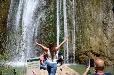 Nahal Ayun, ISRAEL - 16 Nisan 2022 Şelale manzarası. Ayun 'un çağlayan su akıntısı. Nahal Nehri Ayun. Doğa Rezervi ve Ulusal Park. Yukarı Celile, İsrail