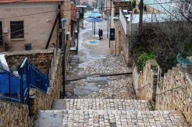SAFED, ISRAEL - 25 Mart 2022: Eski kasabadaki eski binalarla dar sokaklar, Güvenli, İsrail