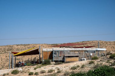 Kornmehl Keçi Restoranı, İsrail - 5 Mart 2022: Bu yer İsrail 'deki Negev Çölü' nün 211. Otoyolu 'nun bir kilometre güneyinde, 40. Otoyol' daki ıssız bir tepenin üzerinde yer almaktadır.