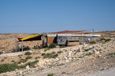Kornmehl Keçi Restoranı, İsrail - 5 Mart 2022: Bu yer İsrail 'deki Negev Çölü' nün 211. Otoyolu 'nun bir kilometre güneyinde, 40. Otoyol' daki ıssız bir tepenin üzerinde yer almaktadır.