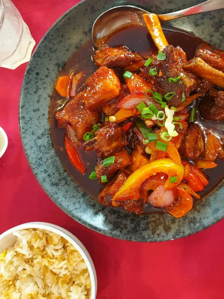 Las Costillas Cerdo Estofadas Con Hortalizas Una Salsa Picante Plato — Foto de Stock