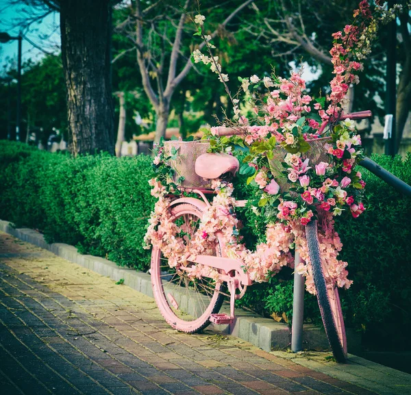 Pink Bicycle Decorated Flowers Left Street Close — Stock Photo, Image