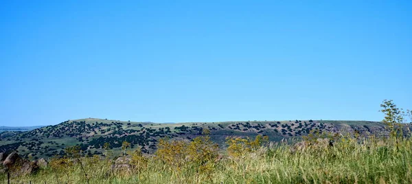 Panorama Landschap Van Een Groene Vlakte Met Heuvels Bergen Verte — Stockfoto