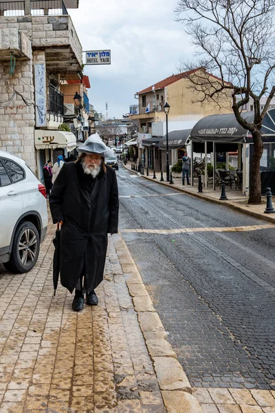 SAFED, ISRAEL - 25 Mart 2022: Güvenli, İsrail 'de şehir sokaklarında dindar insanlar