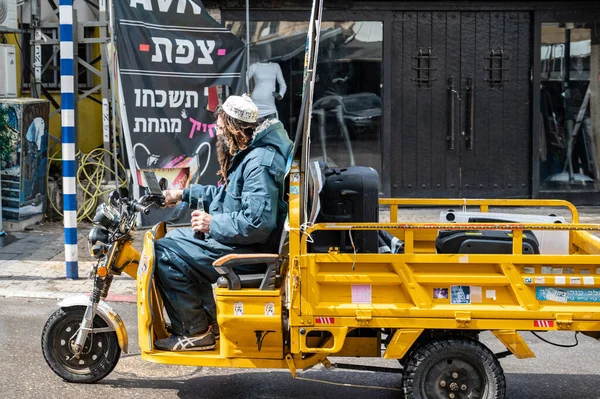 Safed Israel Mars 2022 Religiös Man Vit Kippah Rider Nerför — Stockfoto
