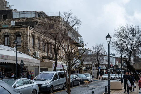 SAFED, ISRAEL - 25 Mart 2022: Eski kasabadaki eski binalarla dar sokaklar, Güvenli, İsrail