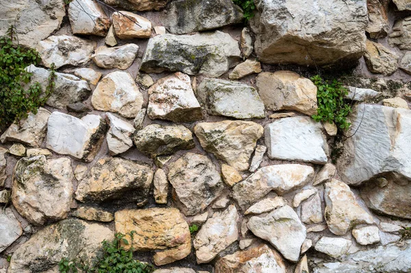 Restos Viejo Muro Trabajos Piedra Antiguos Montones Adoquines Hierba Antiguos — Foto de Stock