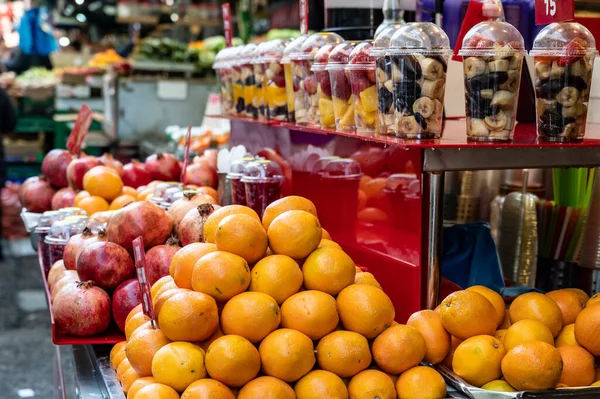 Las Frutas Cosechan Apilan Mostrador Mercado Para Exprimir Jugo Una — Foto de Stock