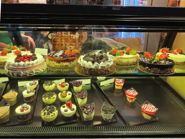 ATİNA, GREECE - 14 Mayıs 2022: Atina, Yunanistan 'da Agiou Konstantinu Caddesi üzerinde şekerleme yapan bir kafe gösterimi