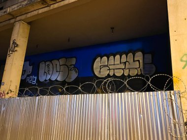 ATİNA, GREECE - 14 Mayıs 2022: Atina, Yunanistan 'daki Agiou Konstantinou Caddesi' ndeki terk edilmiş bina