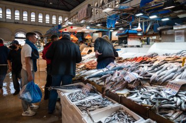 ATİNA, GREECE - 14 Mayıs 2022: Yunanistan 'ın Afiinas Caddesi üzerindeki Merkez Atina Pazarı