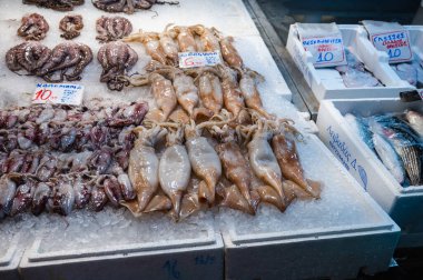 ATİNA, GREECE - 14 Mayıs 2022: Yunanistan 'ın Afiinas Caddesi üzerindeki Merkez Atina Pazarı