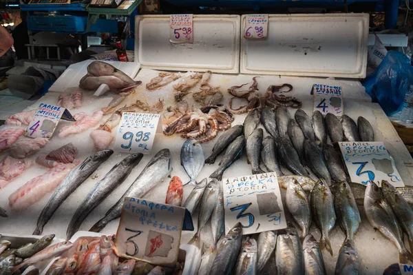 ATİNA, GREECE - 14 Mayıs 2022: Yunanistan 'ın Afiinas Caddesi üzerindeki Merkez Atina Pazarı