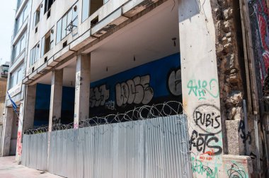 ATİNA, GREECE - 14 Mayıs 2022: Atina, Yunanistan 'daki Agiou Konstantinou Caddesi' ndeki terk edilmiş bina