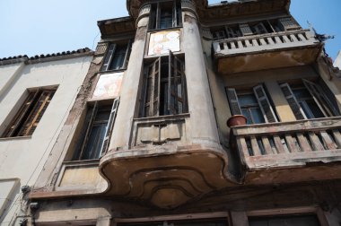 ATİNA, GREECE - 14 Mayıs 2022: Atina, Yunanistan 'daki Agiou Konstantinou Caddesi' ndeki terk edilmiş bina