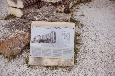 ATİNA, GREECE - 14 Mayıs 2022: Hadrian Kütüphanesi 'nin güneşli manzarası, Atina, Yunanistan. Bu Atina 'nın ana simgelerinden biridir. Antik Yunan harabeleriyle Atina 'nın güzel manzarası. bilgi plakası