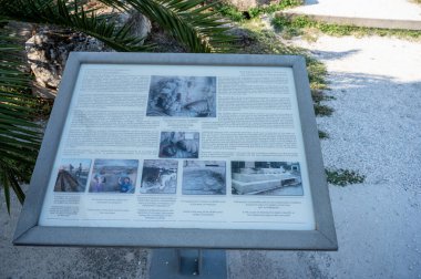 ATİNA, GREECE - 14 Mayıs 2022: Yunanistan 'ın Selanik kentindeki Roma Forumu veya Agora Adliye Meydanı. bilgi plakası