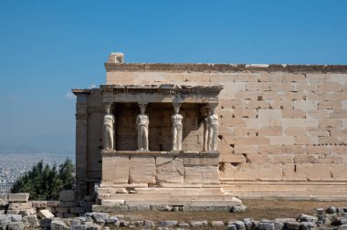 ATİNA, GREECE - 14 Mayıs 2022: Atina Akropolü Atina kentinin yukarısındaki kayalık bir çıkıntıya tünemiş antik bir kaledir. Güneşli bir gün