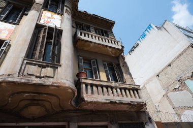 ATİNA, GREECE - 14 Mayıs 2022: Atina, Yunanistan 'daki Agiou Konstantinou Caddesi' ndeki terk edilmiş bina