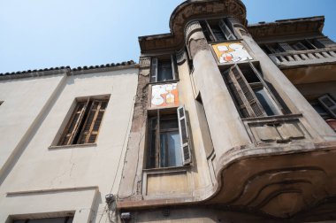 ATİNA, GREECE - 14 Mayıs 2022: Atina, Yunanistan 'daki Agiou Konstantinou Caddesi' ndeki terk edilmiş bina